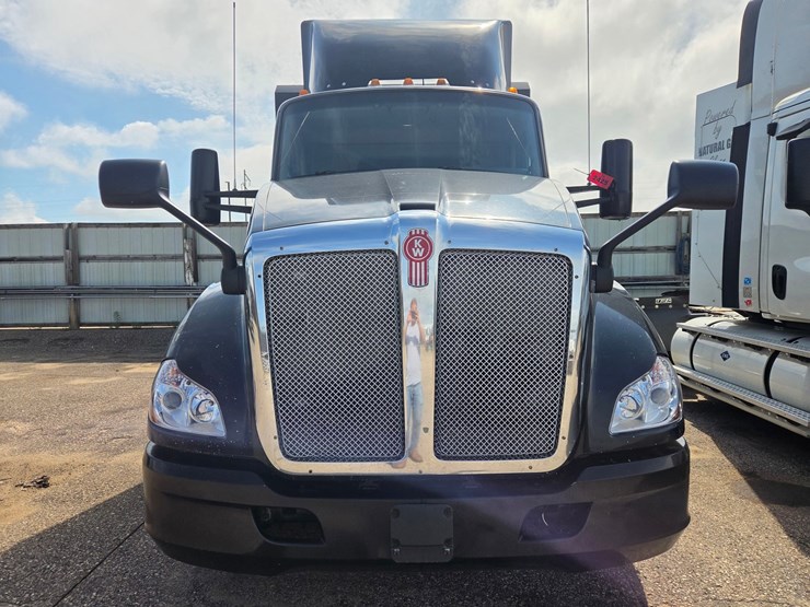2015-kenworth-t680-image-7