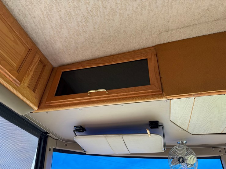 #1490-•-2001-winnebago-adventurer-image-81