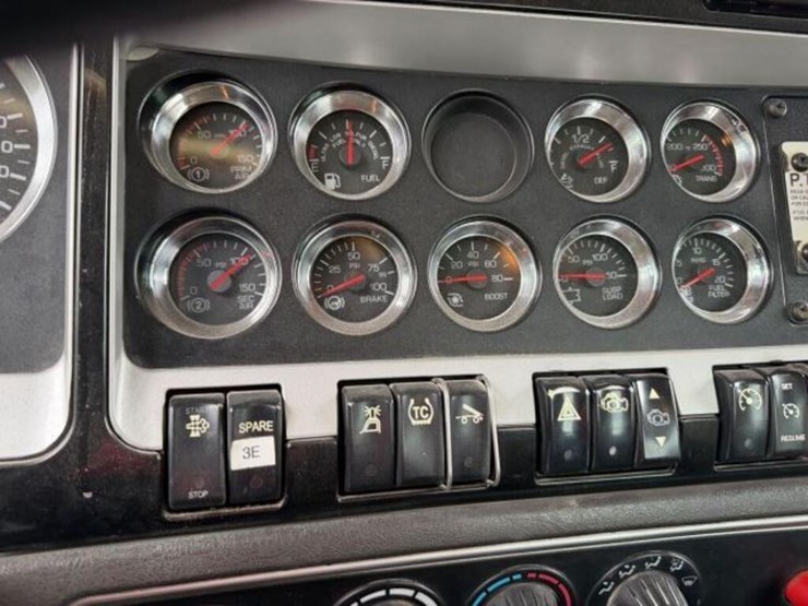 2013-kenworth-w900-image-22