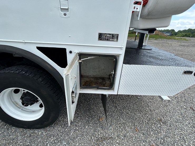 #1088-•-2009-freightliner-bucket-truck-image-17