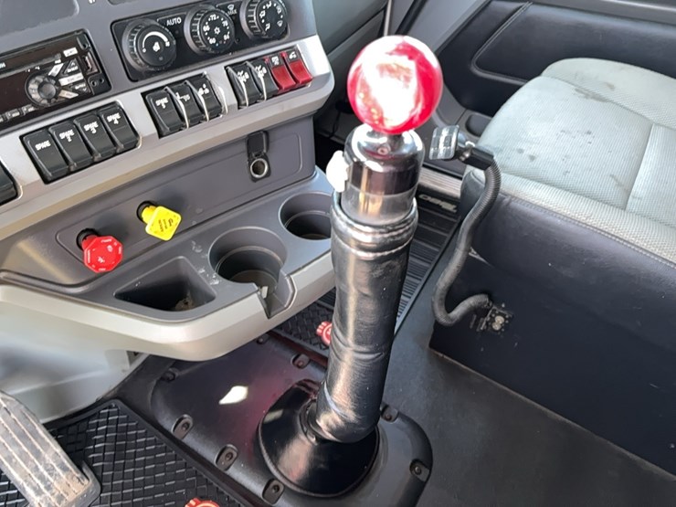 2021-kenworth-t880-image-26