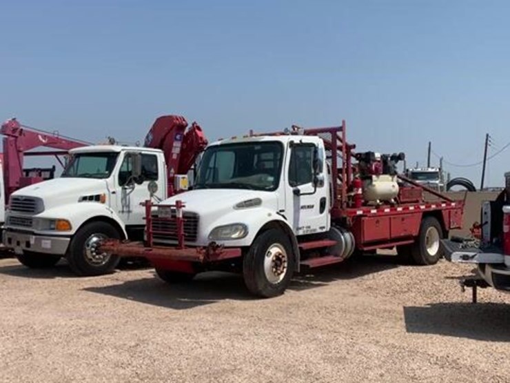 2007-freightliner-m2-106-image-1