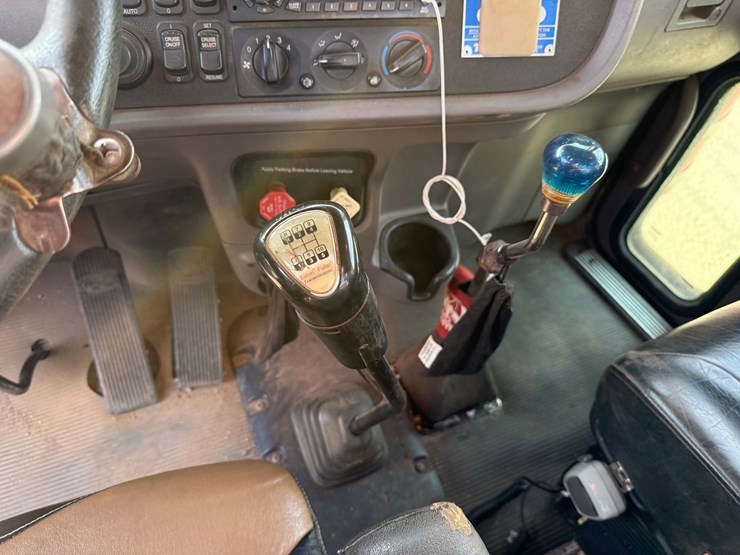 2013-peterbilt-367-image-23