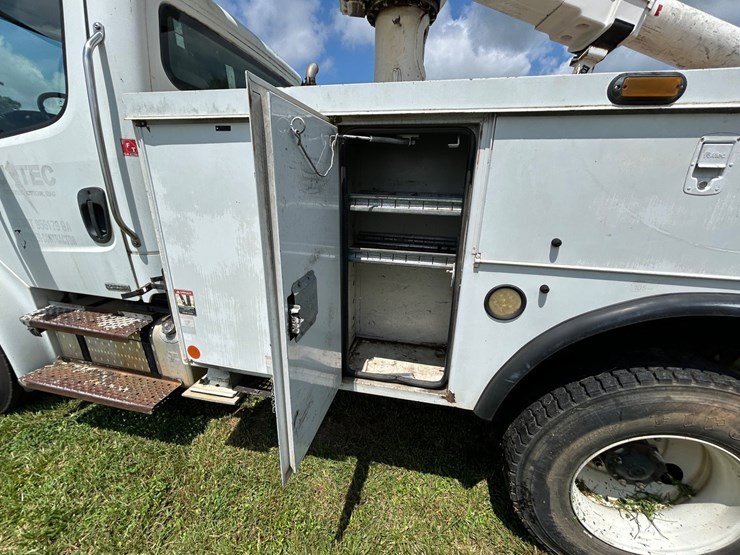 #1091-•-2010-freightliner-bucket-truck-image-17