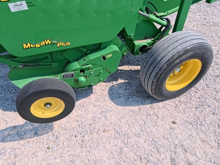 2009-john-deere-568-image-23