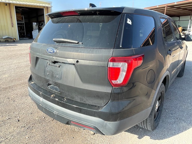 2016-ford-explorer-image-30