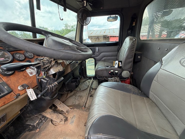 #89-•-2008-peterbilt-roll-off-tandem-axle-truck-image-16