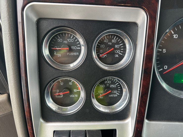2013-kenworth-t800-image-35