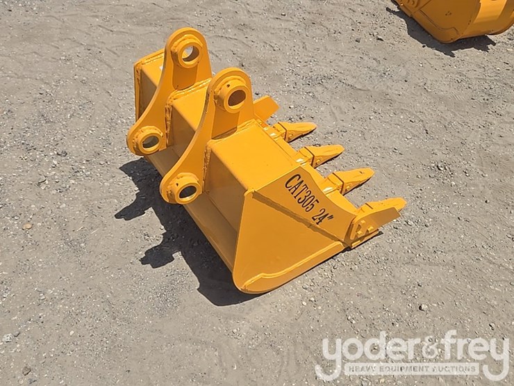 2026-caterpillar-305-image-3