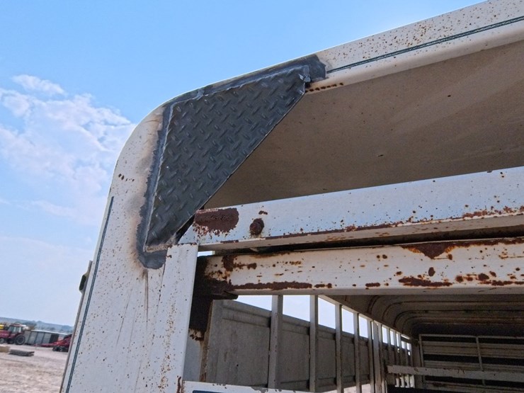 #1088-•-2000-donahue-livestock-trailer-image-21