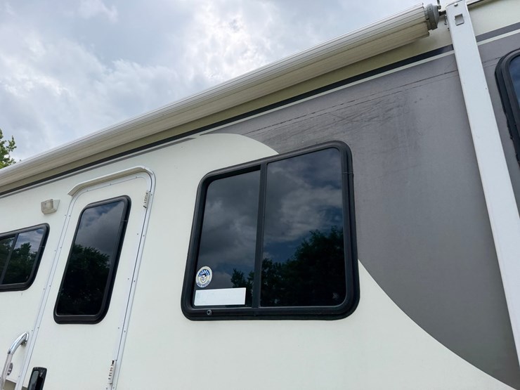 #1490-•-2001-winnebago-adventurer-image-34