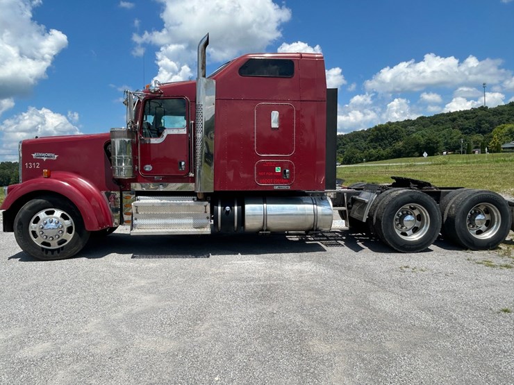 2013-kenworth-w900-image-3
