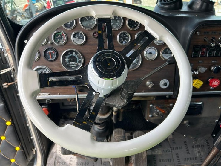 1984-peterbilt-359-image-24