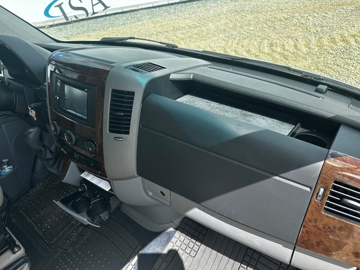 #2492-•-2014-mercedes-benz-airstream-motorhome-image-36