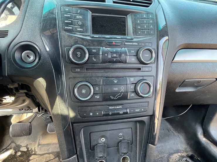 2016-ford-explorer-image-77