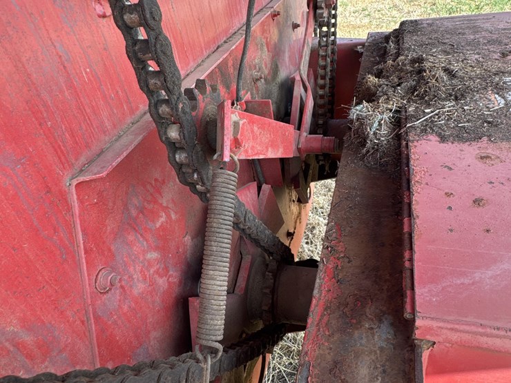 gehl-mf8335-total-mix-feeder-wagon-image-16