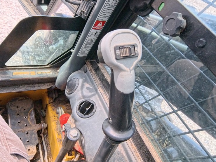 2017-new-holland-l230-image-40