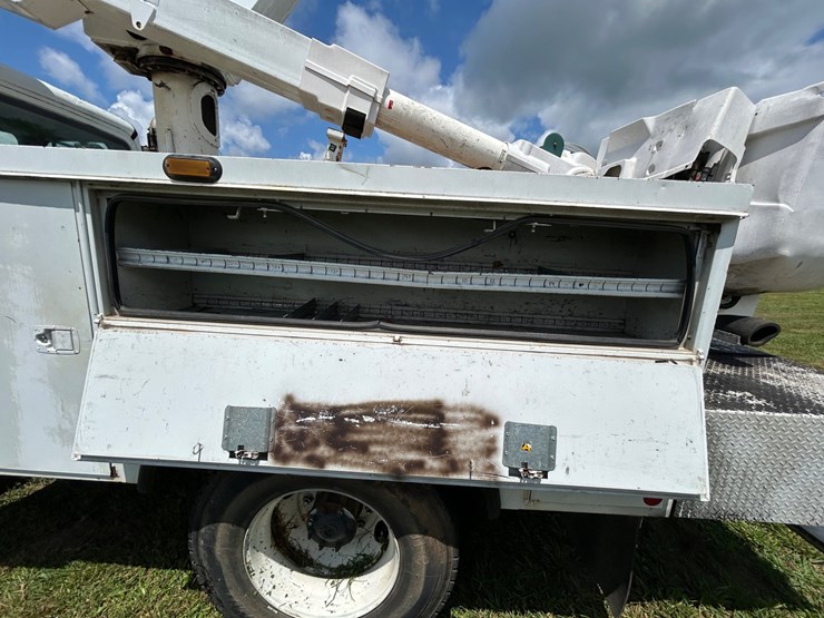 #1091-•-2010-freightliner-bucket-truck-image-18