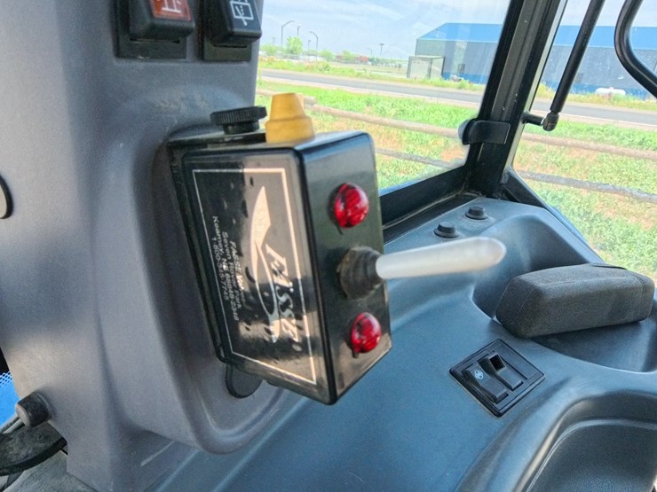 2004-new-holland-tl100a-image-41