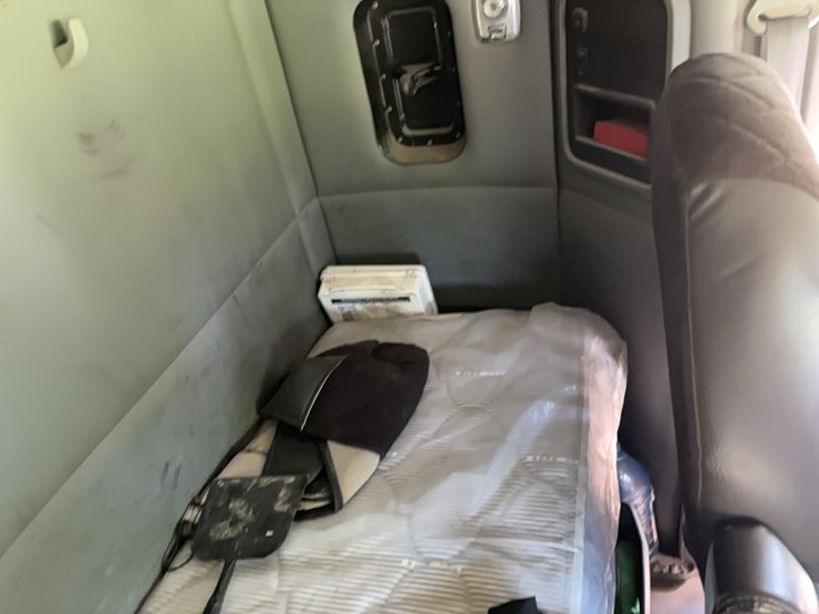 2021-kenworth-t880-image-29