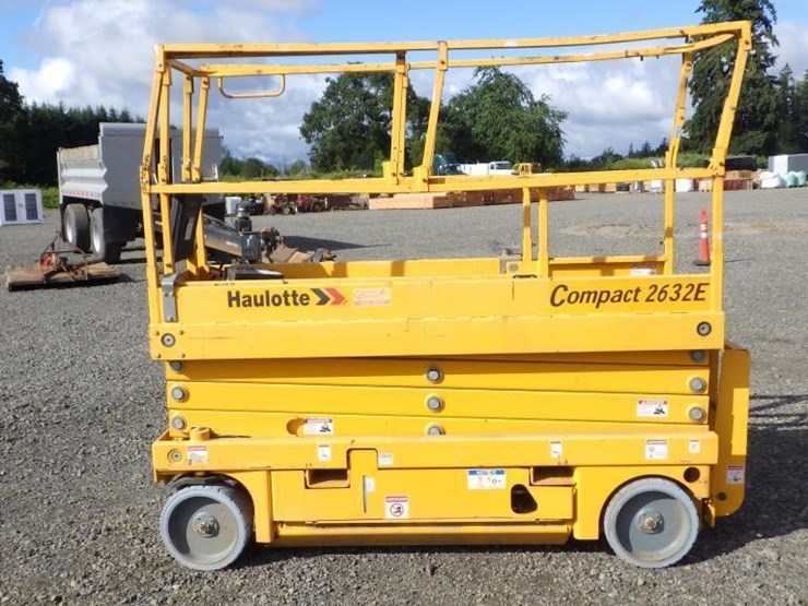2015-haulotte-2632e-scissor-lift-image-8