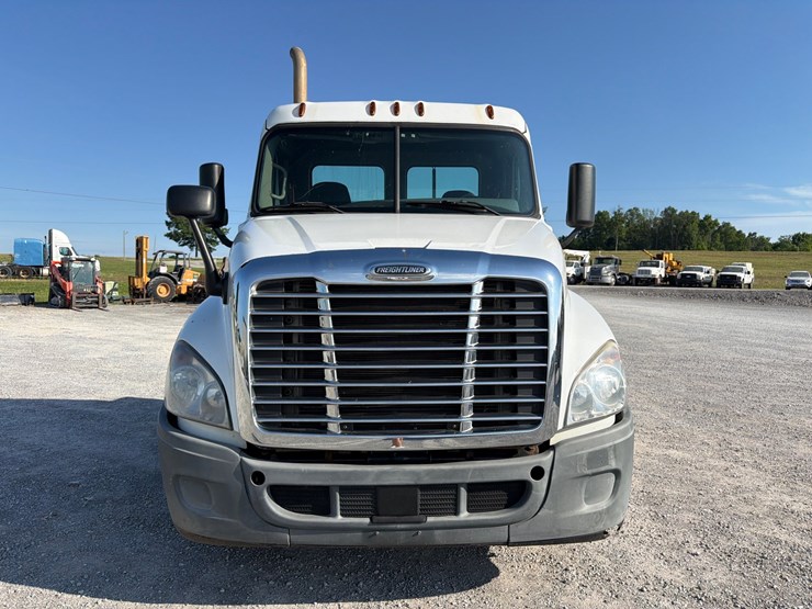 2018-freightliner-cascadia-125-image-2