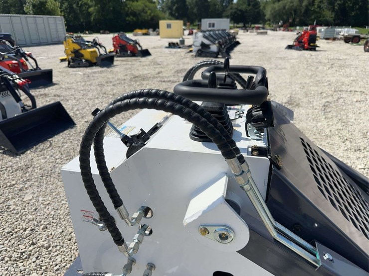 2026-zjg-zj-380-tracked-mini-skid-steer-loader-image-17