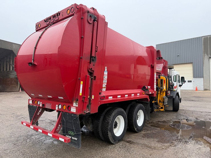#1506-•-2019-peterbilt-pb520-side-load-garbage-truck-image-5