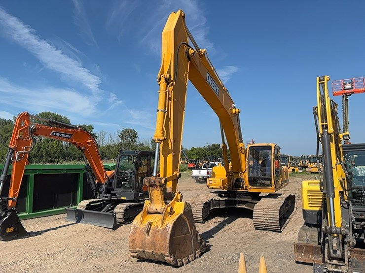 deere-230-lc-image-1