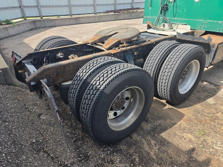 2015-kenworth-t680-image-27