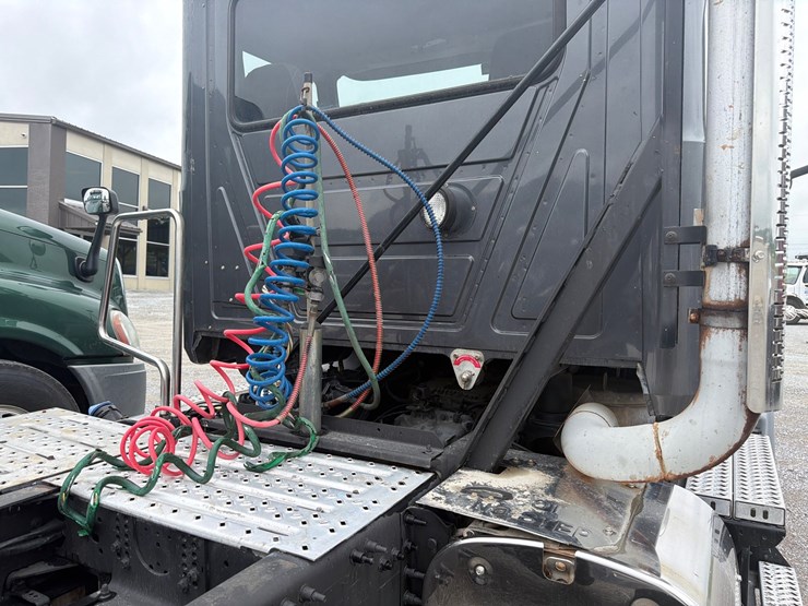 #60-•-2015-mack-cxu613-tandem-axle-truck-tractor-image-10