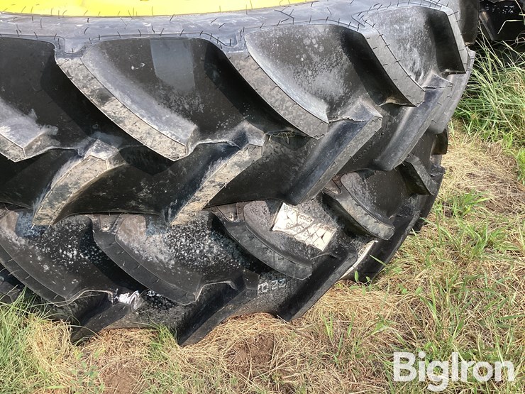 john-deere-320-image-11