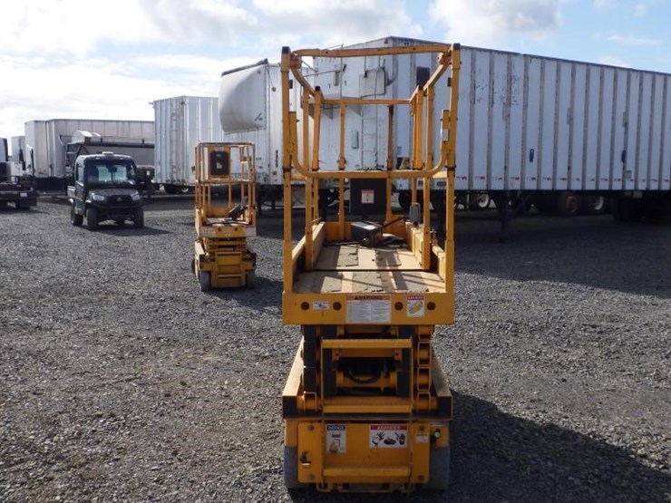 2015-haulotte-2632e-scissor-lift-image-6