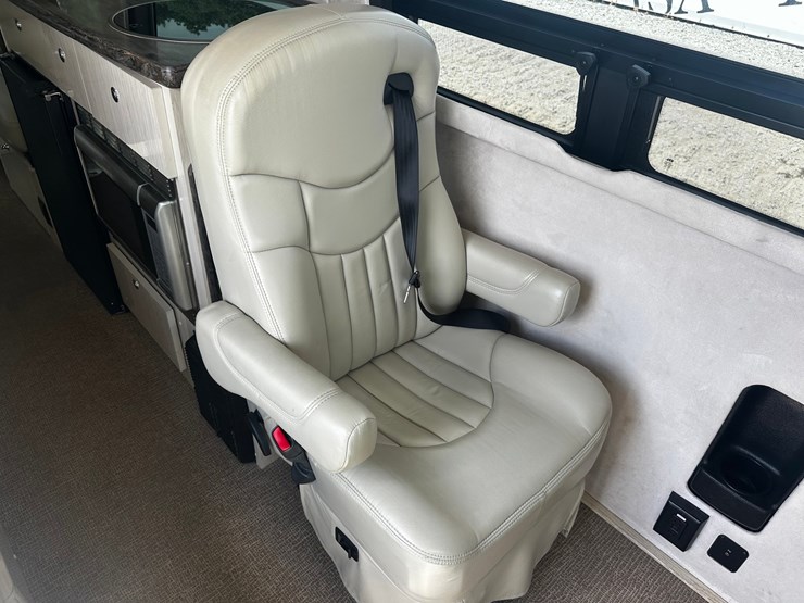 #2492-•-2014-mercedes-benz-airstream-motorhome-image-51