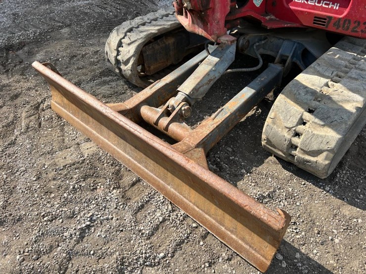 2016-takeuchi-tb260-image-12