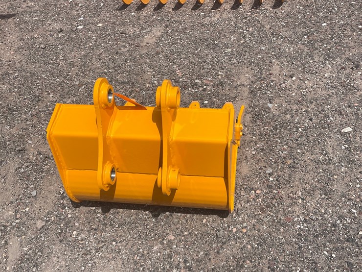 2026-caterpillar-305-image-3