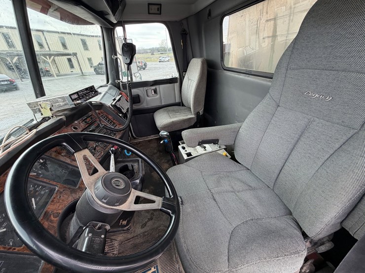 #90-•-1999-volvo-tri-axle-dump-truck-image-22