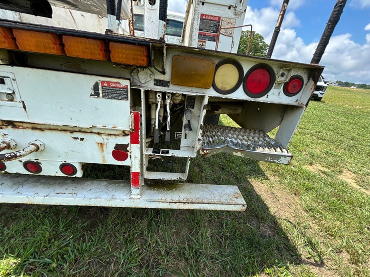 #1091-•-2010-freightliner-bucket-truck-image-21