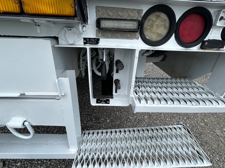 #1088-•-2009-freightliner-bucket-truck-image-20