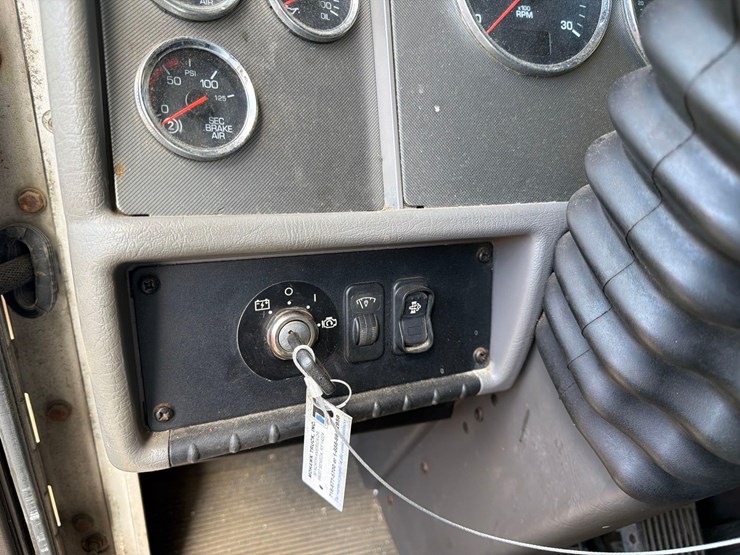 2014-kenworth-t370-image-16