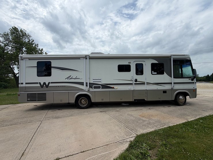 #1490-•-2001-winnebago-adventurer-image-7