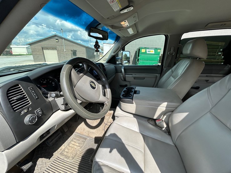 2014-chevrolet-3500hd-image-14