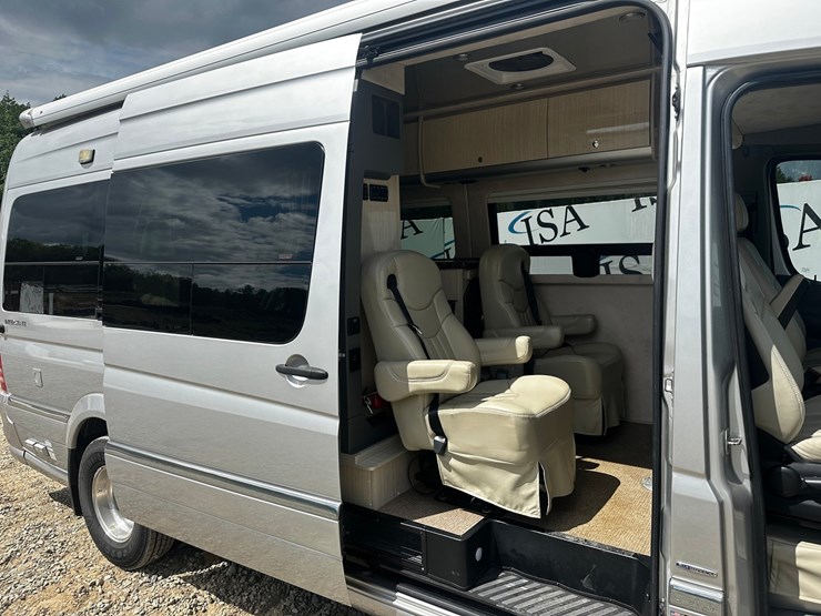 #2492-•-2014-mercedes-benz-airstream-motorhome-image-32