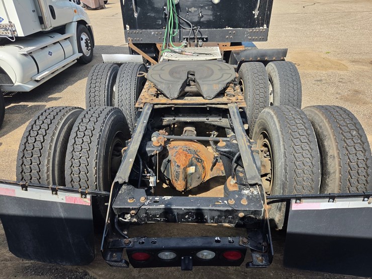 2015-kenworth-t680-image-30