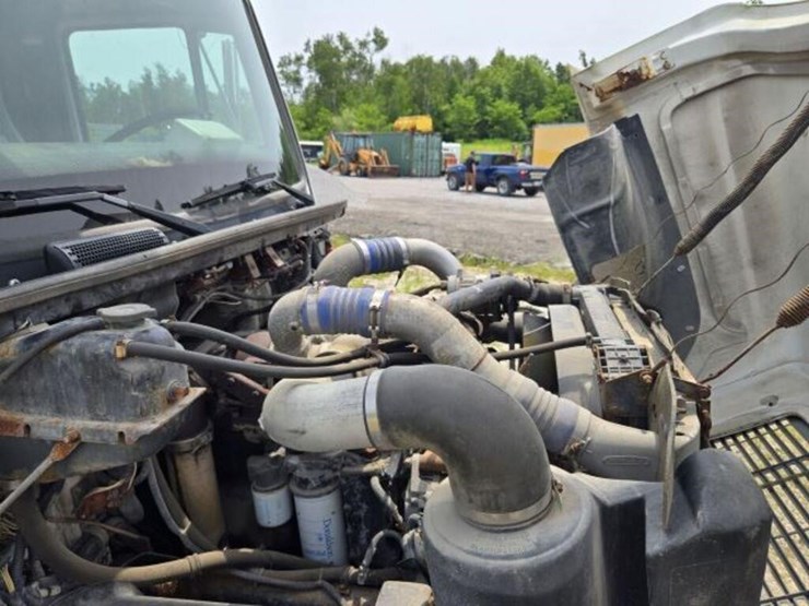 2000-freightliner-fl80-image-41