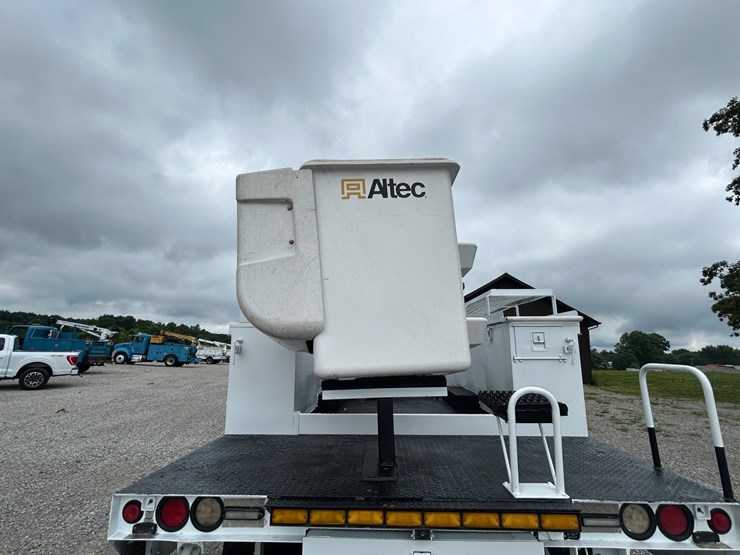 #1088-•-2009-freightliner-bucket-truck-image-19