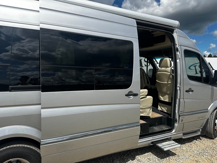 #2492-•-2014-mercedes-benz-airstream-motorhome-image-31