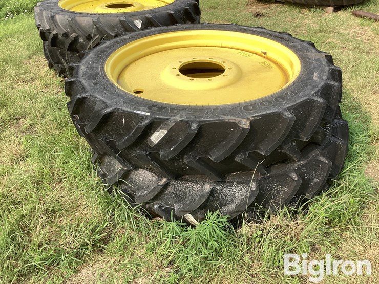 john-deere-320-image-1