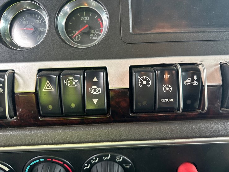 2013-kenworth-t800-image-41