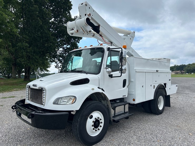 #1088-•-2009-freightliner-bucket-truck-image-1